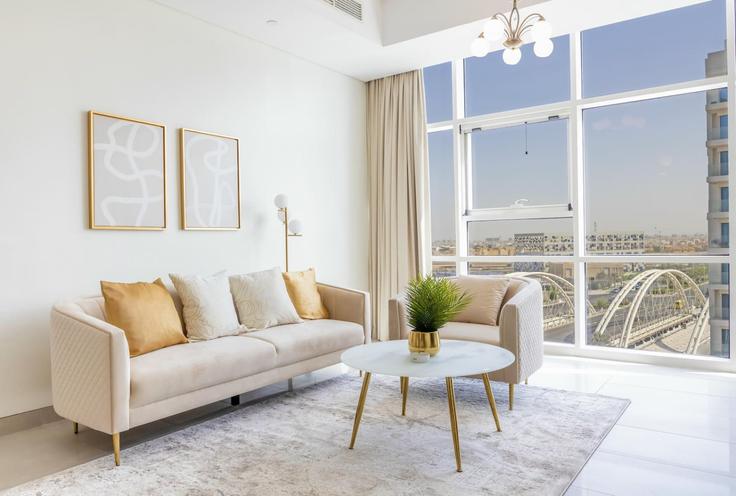 Elegant gestaltetes Wohnzimmer mit moderner Einrichtung in einer Wohnung im Building Qussar An Nisaylah Street - bloomfields-holiday-home - 1475189 in Al Rahah, Abu Dhabi