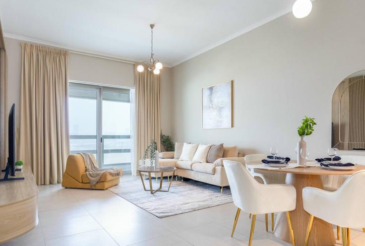 Elegant gestaltetes Wohnzimmer mit moderner Einrichtung in einer Wohnung im Building Jacques Chirac Street - bloomfields-holiday-home - 1475192 in Al Saadiyat Island, Abu Dhabi