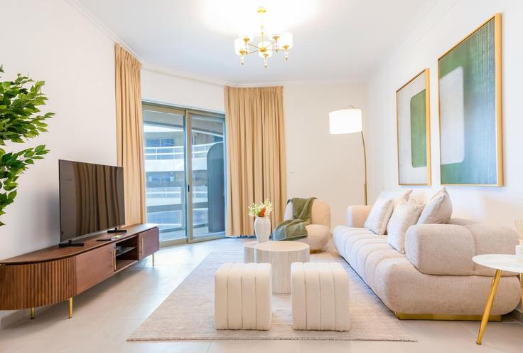 Building Jacques Chirac Street - bloomfields-holiday-home - 1475191 adresindeki bir dairede modern mobilyalarla zarif bir şekilde tasarlanmış oturma odası Al Saadiyat Island, Abu Dhabi