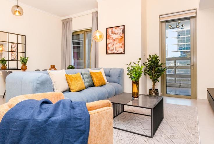 Elegant gestaltetes Wohnzimmer mit moderner Einrichtung in einer Wohnung im Building Jacques Chirac Street - bloomfields-holiday-home - 1475193 in Al Saadiyat Island, Abu Dhabi