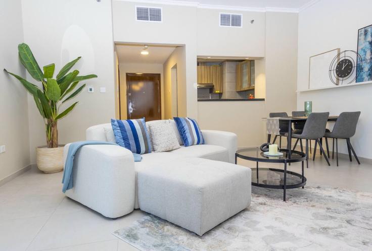 Elegant gestaltetes Wohnzimmer mit moderner Einrichtung in einer Wohnung im Building Jacques Chirac Street - bloomfields-holiday-home - 1475194 in Al Saadiyat Island, Abu Dhabi