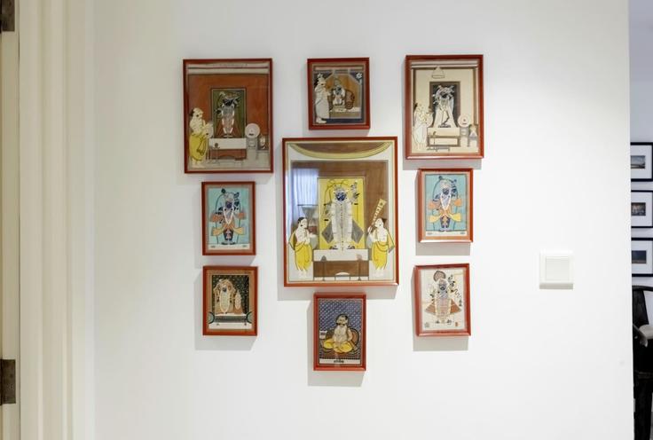 Elegant gestaltetes Wohnzimmer mit moderner Einrichtung in einer Wohnung im Building Jacques Chirac Street - bloomfields-holiday-home - 1475195 in Al Saadiyat Island, Abu Dhabi