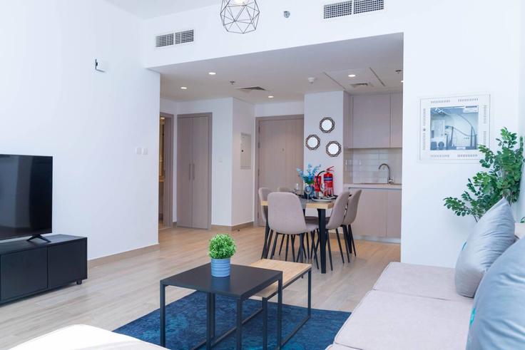 Elegant gestaltetes Wohnzimmer mit moderner Einrichtung in einer Wohnung im Building Tariaq Bedon Esm - bloomfields-holiday-home - 1475197 in Yas Island, Abu Dhabi