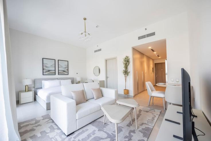 Yas Island, Abu Dhabi에 위치한 Building Tariaq Bedon Esm - bloomfields-holiday-home - 1475198 유닛의 세련된 인테리어가 돋보이는 거실 Yas Island, Abu Dhabi에 위치한 Building Tariaq Bedon Esm - bloomfields-holiday-home - 1475198 유닛의 세련된 인테리어가 돋보이는 거실