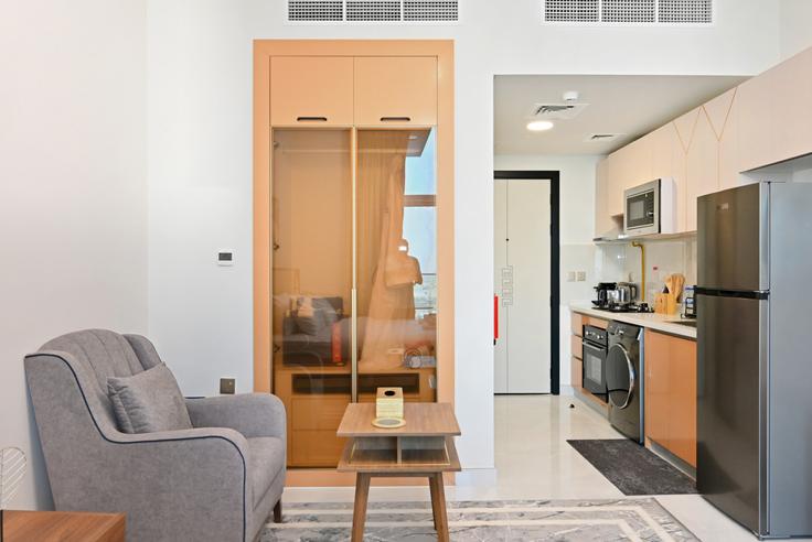 Salle de séjour élégante avec mobilier moderne dans un appartement à Building Sheikh Mohammed Bin Zayed Road - bloomfields-holiday-home - 1475199 à Al Barsha South Third, Dubai