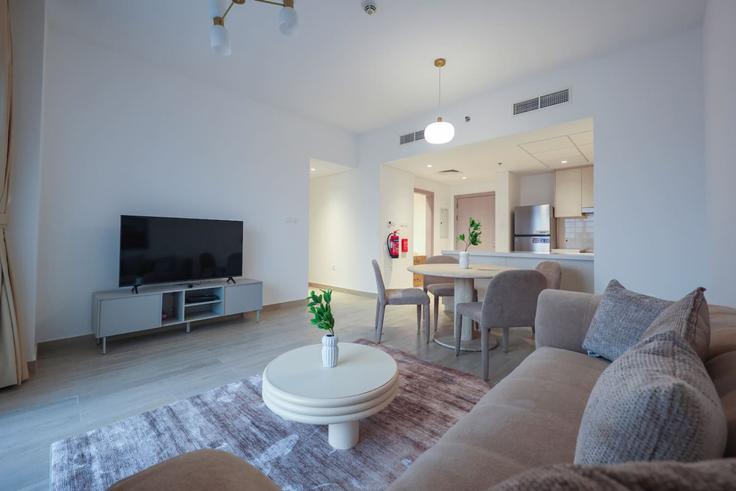 Building Tariaq Bedon Esm - bloomfields-holiday-home - 1475207 adresindeki bir dairede modern mobilyalarla zarif bir şekilde tasarlanmış oturma odası Yas Island, Abu Dhabi