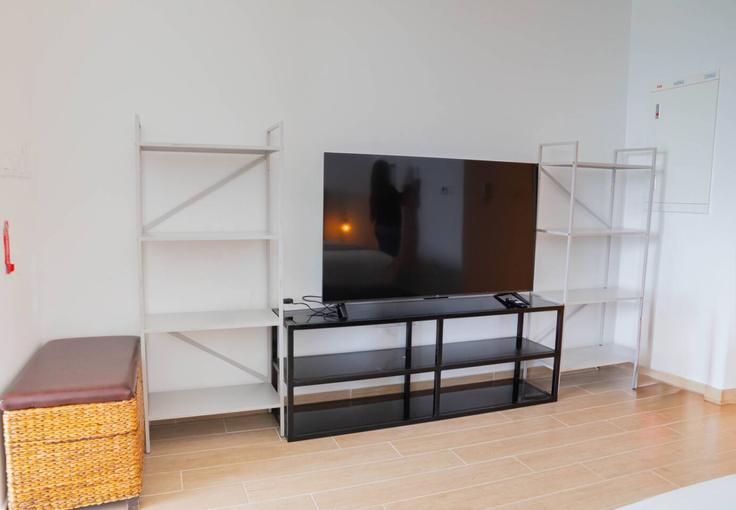 Building Tariaq Bedon Esm - bloomfields-holiday-home - 1475208 adresindeki bir dairede modern mobilyalarla zarif bir şekilde tasarlanmış oturma odası Yas Island, Abu Dhabi