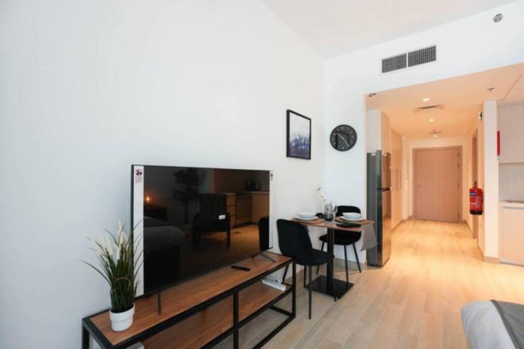 Abu Dhabi Yas IslandのBuilding Tariaq Bedon Esm - bloomfields-holiday-home - 1475210のアパートメントにある、モダンな家具を備えたエレガントなデザインのリビングルーム