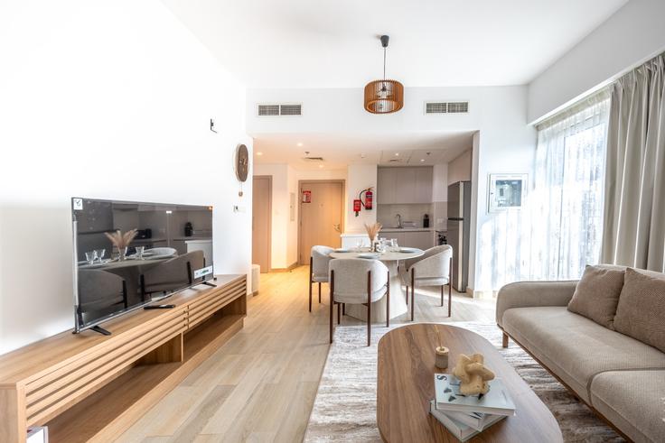 Elegant gestaltetes Wohnzimmer mit moderner Einrichtung in einer Wohnung im Building Tariaq Bedon Esm - bloomfields-holiday-home - 1475212 in Yas Island, Abu Dhabi