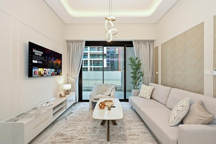 Dubai Nad Al ShebaのBuilding Tariaq Bedon Esm - bloomfields-holiday-home - 1475214のアパートメントにある、モダンな家具を備えたエレガントなデザインのリビングルーム Dubai Nad Al ShebaのBuilding Tariaq Bedon Esm - bloomfields-holiday-home - 1475214のアパートメントにある、モダンな家具を備えたエレガントなデザインのリビングルーム