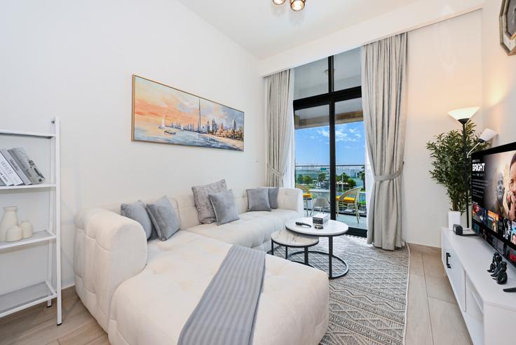 Elegant gestaltetes Wohnzimmer mit moderner Einrichtung in einer Wohnung im Building Tariaq Bedon Esm - bloomfields-holiday-home - 1475217 in Nad Al Sheba, Dubai Elegant gestaltetes Wohnzimmer mit moderner Einrichtung in einer Wohnung im Building Tariaq Bedon Esm - bloomfields-holiday-home - 1475217 in Nad Al Sheba, Dubai