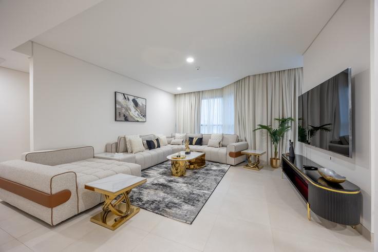 Salle de séjour élégante avec mobilier moderne dans un appartement à Building Matar Bin Thani Al Rumaithi Street - bloomfields-holiday-home - 1475220 à Al Reem Island, Abu Dhabi