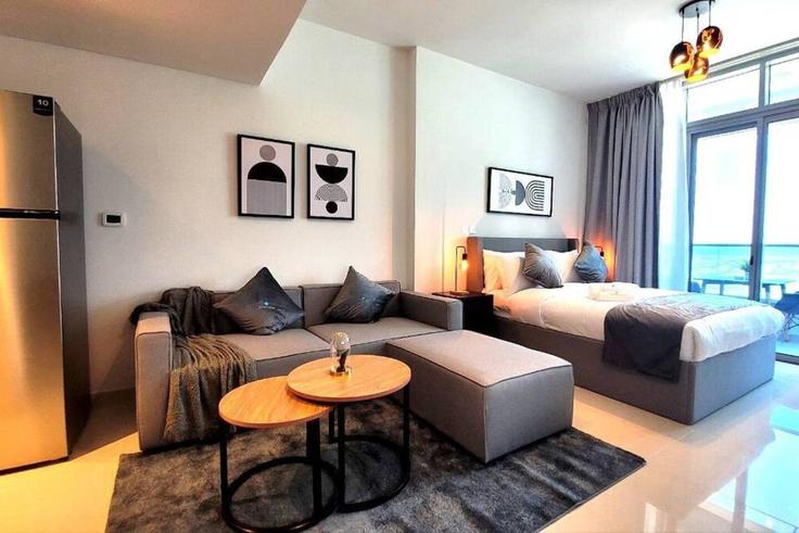 Salle de séjour élégante avec mobilier moderne dans un appartement à Building Ar Reem Street - bloomfields-holiday-home - 1475231 à Al Reem Island, Abu Dhabi