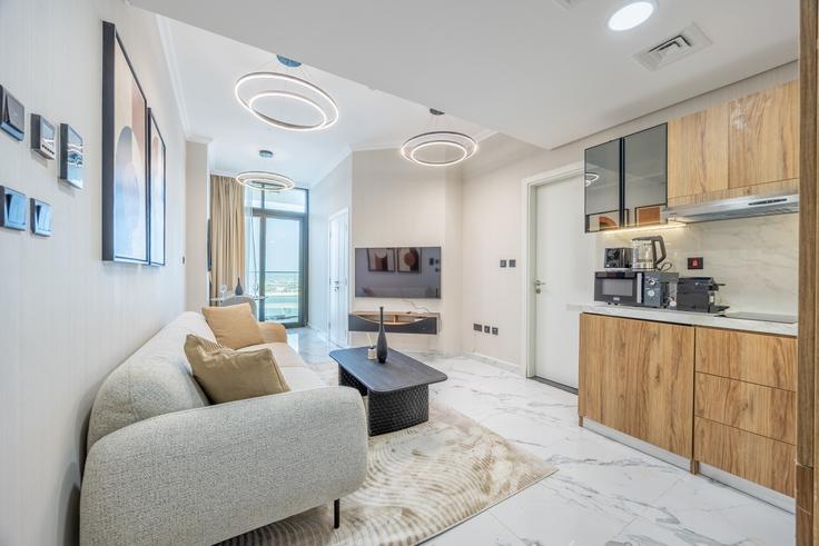 Salle de séjour élégante avec mobilier moderne dans un appartement à Building Tariaq Bedon Esm - bloomfields-holiday-home - 1475243 à Al Maryah Island, Abu Dhabi