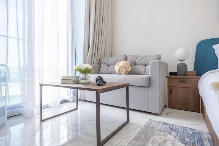 Elegante sala de estar con mobiliario moderno en un apartamento en Building Tariaq Bedon Esm - bloomfields-holiday-home - 1510876 en Masdar City, Abu Dhabi Elegante sala de estar con mobiliario moderno en un apartamento en Building Tariaq Bedon Esm - bloomfields-holiday-home - 1510876 en Masdar City, Abu Dhabi