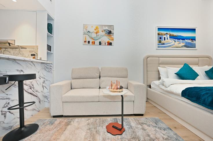 Sala de estar elegantemente projetada com móveis modernos em um apartamento no Building Tulip Street - bloomfields-holiday-home - 1514615 em Jumeirah Village, Dubai