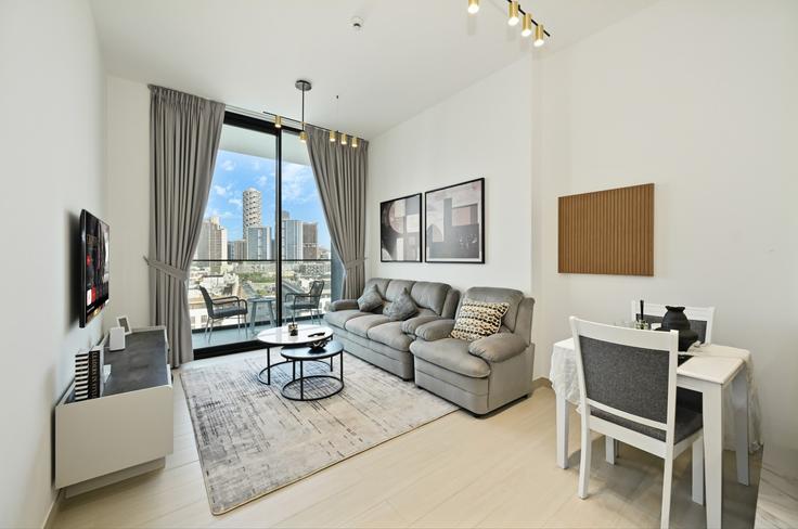 Elegant gestaltetes Wohnzimmer mit moderner Einrichtung in einer Wohnung im Building Street 5 - bloomfields-holiday-home - 1607769 in Jumeirah Village, Dubai Elegant gestaltetes Wohnzimmer mit moderner Einrichtung in einer Wohnung im Building Street 5 - bloomfields-holiday-home - 1607769 in Jumeirah Village, Dubai