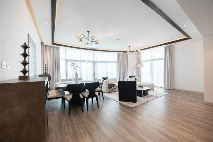 Salle de séjour élégante avec mobilier moderne dans un appartement à Building Durrah Bint Abi Salamah Street - bloomfields-holiday-home - 1607770 à Al Reem Island, Abu Dhabi