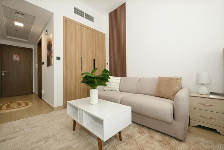 Jumeirah Village, Dubai에 위치한 Building Street 5 - bloomfields-holiday-home - 1607798 유닛의 세련된 인테리어가 돋보이는 거실 Jumeirah Village, Dubai에 위치한 Building Street 5 - bloomfields-holiday-home - 1607798 유닛의 세련된 인테리어가 돋보이는 거실