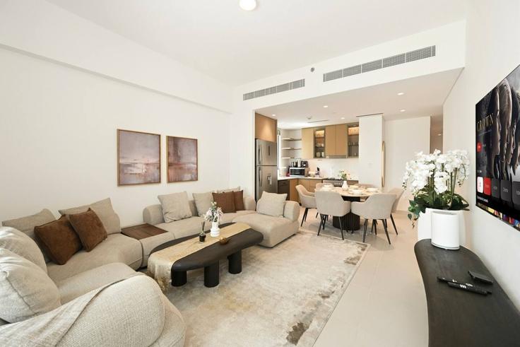 Ras Al Khor, Dubai에 위치한 Building Unnamed Road - bloomfields-holiday-home - 1613730 유닛의 세련된 인테리어가 돋보이는 거실 Ras Al Khor, Dubai에 위치한 Building Unnamed Road - bloomfields-holiday-home - 1613730 유닛의 세련된 인테리어가 돋보이는 거실