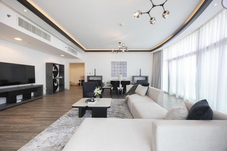 Salle de séjour élégante avec mobilier moderne dans un appartement à Building Durrah Bint Abi Salamah Street - bloomfields-holiday-home - 1628634 à Al Reem Island, Abu Dhabi