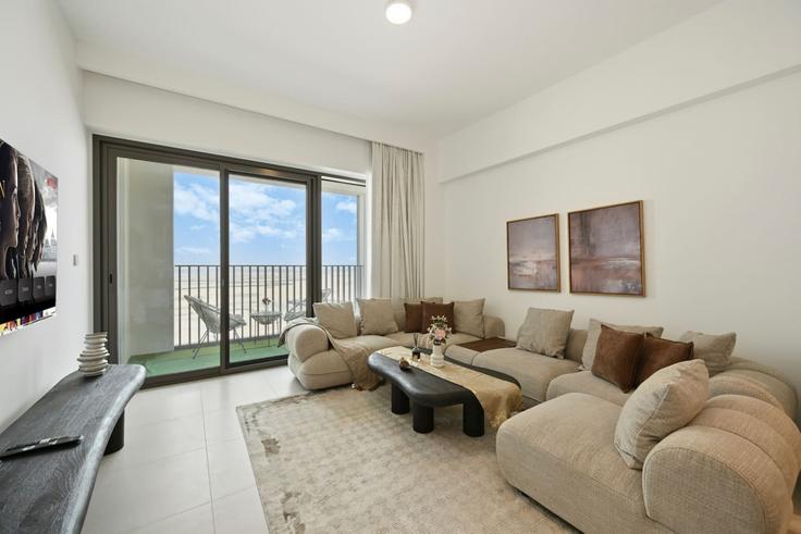 Ras Al Khor, Dubai에 위치한 Building Tariaq Bedon Esm - bloomfields-holiday-home - 1631660 유닛의 세련된 인테리어가 돋보이는 거실 Ras Al Khor, Dubai에 위치한 Building Tariaq Bedon Esm - bloomfields-holiday-home - 1631660 유닛의 세련된 인테리어가 돋보이는 거실