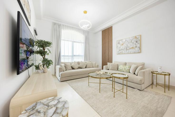 Sala de estar elegantemente projetada com móveis modernos em um apartamento no Building Yas Street - bloomfields-holiday-home - 1633015 em Yas Island, Abu Dhabi Sala de estar elegantemente projetada com móveis modernos em um apartamento no Building Yas Street - bloomfields-holiday-home - 1633015 em Yas Island, Abu Dhabi