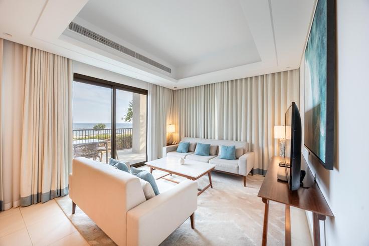 Building Sheikh Zayed Bin Sultan Al Nahyan Road - bloomfields-holiday-home - 1634824 adresindeki bir dairede modern mobilyalarla zarif bir şekilde tasarlanmış oturma odası Adgat, Adgat