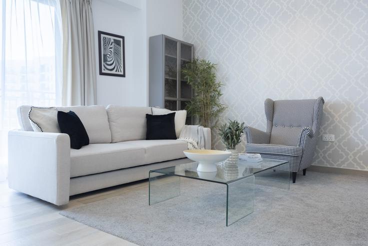 Elegant gestaltetes Wohnzimmer mit moderner Einrichtung in einer Wohnung im Building Ad Durar Street - bloomfields-holiday-home - 1635305 in Yas Island, Abu Dhabi