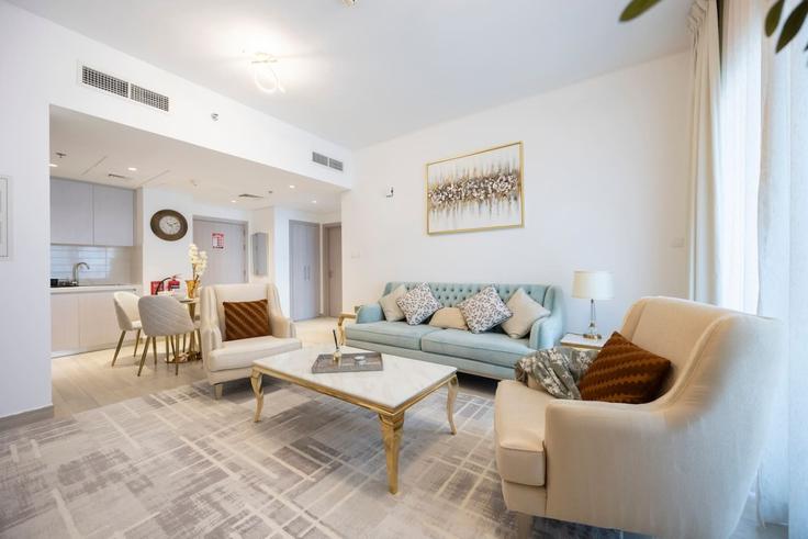 Elegant gestaltetes Wohnzimmer mit moderner Einrichtung in einer Wohnung im Building Tariaq Bedon Esm - bloomfields-holiday-home - 1698715 in Yas Island, Abu Dhabi Elegant gestaltetes Wohnzimmer mit moderner Einrichtung in einer Wohnung im Building Tariaq Bedon Esm - bloomfields-holiday-home - 1698715 in Yas Island, Abu Dhabi