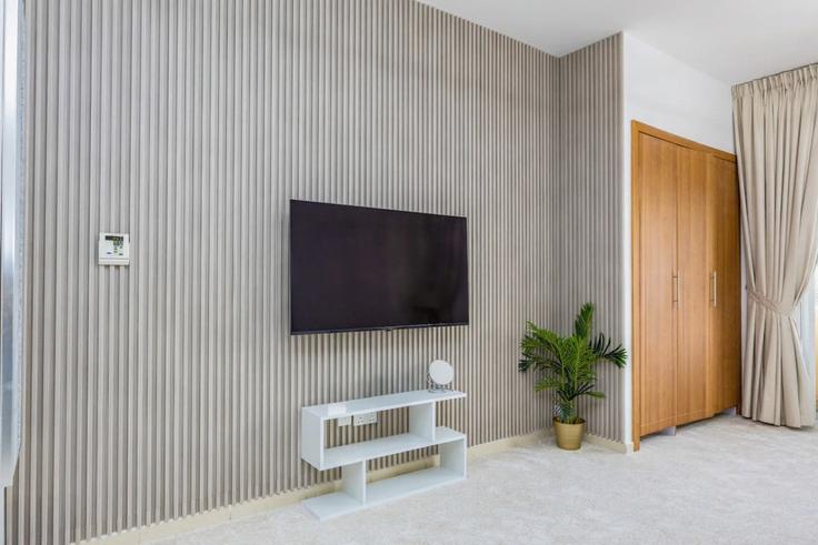 Sala de estar elegantemente projetada com móveis modernos em um apartamento no Building Tariaq Bedon Esm - bloomfields-holiday-home - 1474970 em Al Barsha South Fourth, Dubai Sala de estar elegantemente projetada com móveis modernos em um apartamento no Building Tariaq Bedon Esm - bloomfields-holiday-home - 1474970 em Al Barsha South Fourth, Dubai