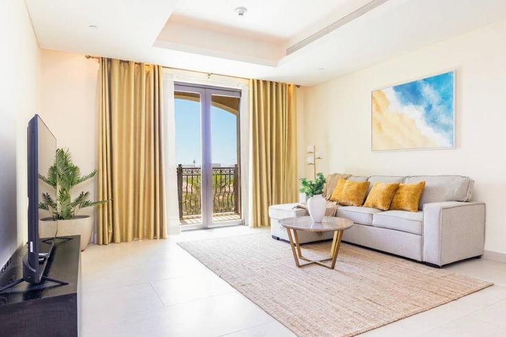 Elegant gestaltetes Wohnzimmer mit moderner Einrichtung in einer Wohnung im Building St Regis Hotel main entrance for cars - bloomfields-holiday-home - 1474955 in Al Saadiyat Island, Abu Dhabi