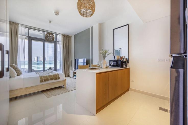 Salle de séjour élégante avec mobilier moderne dans un appartement à Building Ar Reem Street - bloomfields-holiday-home - 1475071 à Al Reem Island, Abu Dhabi