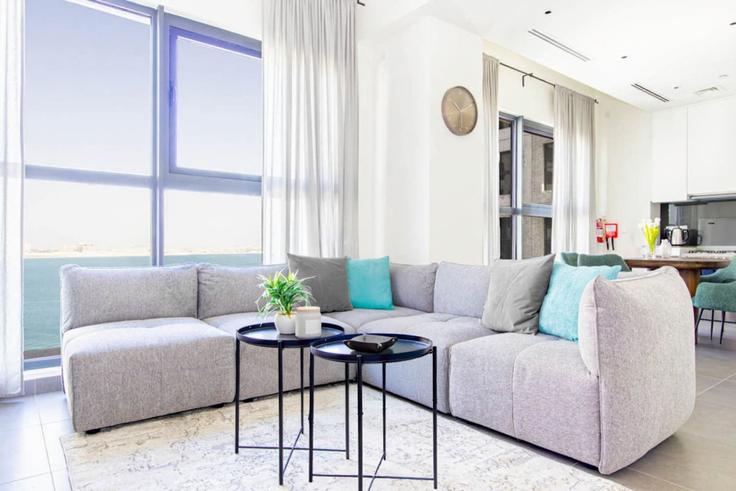 Salle de séjour élégante avec mobilier moderne dans un appartement à Building Tariaq Bedon Esm - bloomfields-holiday-home - 1474924 à Al Reem Island, Abu Dhabi