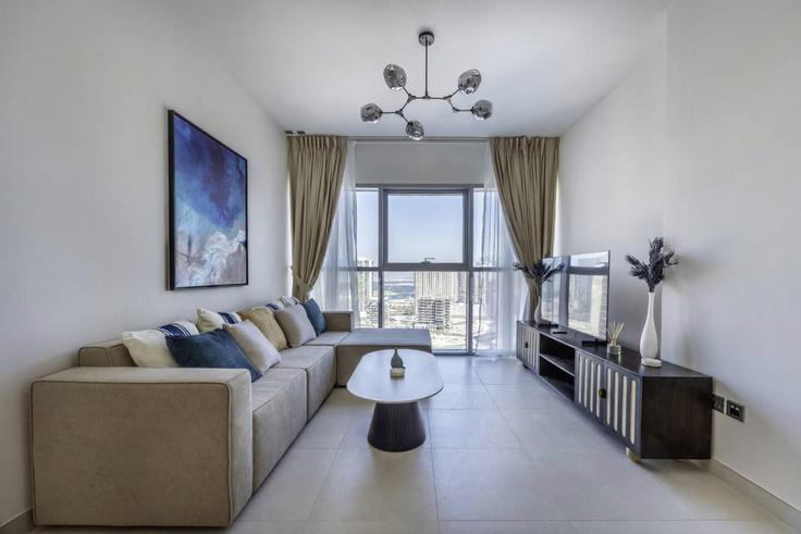 Abu Dhabi Al Reem IslandのBuilding Matar Bin Thani Al Rumaithi Street - bloomfields-holiday-home - 1475074のアパートメントにある、モダンな家具を備えたエレガントなデザインのリビングルーム Abu Dhabi Al Reem IslandのBuilding Matar Bin Thani Al Rumaithi Street - bloomfields-holiday-home - 1475074のアパートメントにある、モダンな家具を備えたエレガントなデザインのリビングルーム