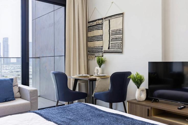 Sala de estar elegantemente projetada com móveis modernos em um apartamento no Building The Promenade - bloomfields-holiday-home - 1475022 em Al Maryah Island, Abu Dhabi