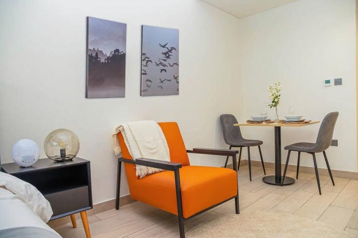 Sala de estar elegantemente projetada com móveis modernos em um apartamento no Building Tariaq Bedon Esm - bloomfields-holiday-home - 1474848 em Nad Al Sheba, Dubai