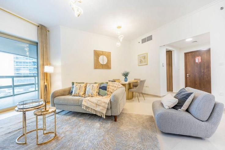 Elegant gestaltetes Wohnzimmer mit moderner Einrichtung in einer Wohnung im Building Jacques Chirac Street - bloomfields-holiday-home - 1475156 in Al Saadiyat Island, Abu Dhabi