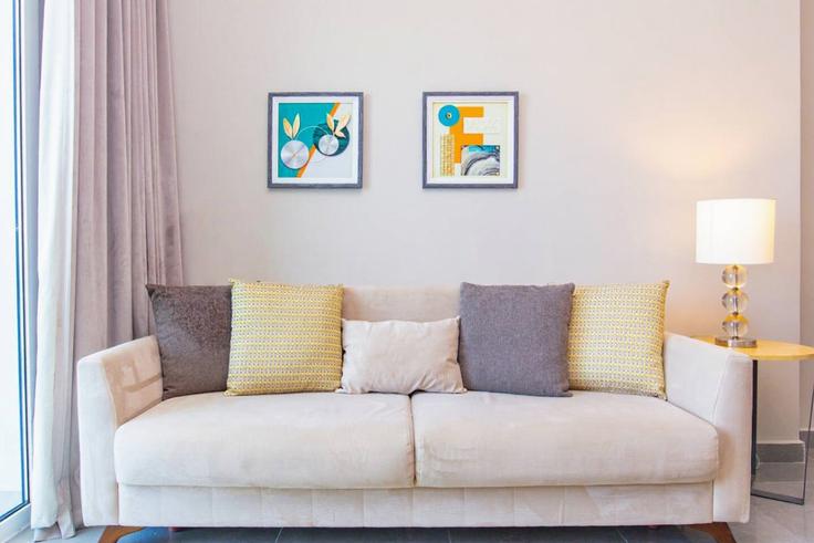 Abu Dhabi Masdar CityのBuilding Al Start 'Street - bloomfields-holiday-home - 1474944のアパートメントにある、モダンな家具を備えたエレガントなデザインのリビングルーム Abu Dhabi Masdar CityのBuilding Al Start 'Street - bloomfields-holiday-home - 1474944のアパートメントにある、モダンな家具を備えたエレガントなデザインのリビングルーム