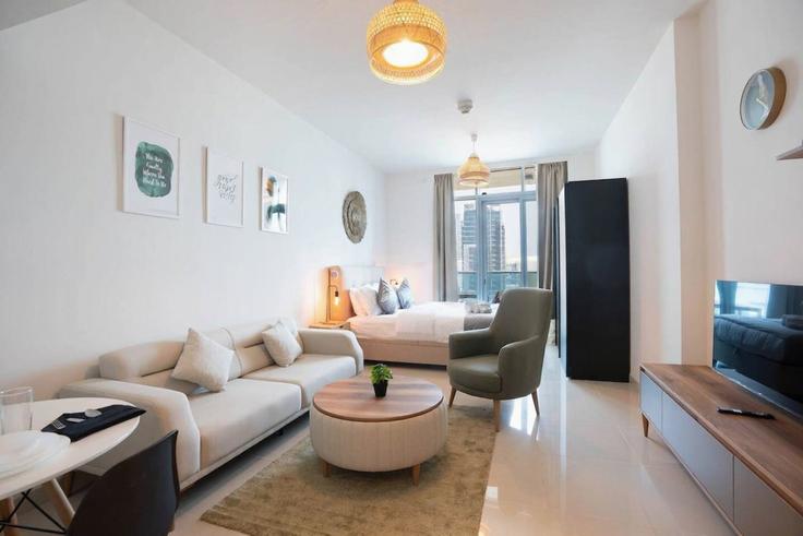 Elegant gestaltetes Wohnzimmer mit moderner Einrichtung in einer Wohnung im Building Ar Reem Street - bloomfields-holiday-home - 1474809 in Al Reem Island, Abu Dhabi Elegant gestaltetes Wohnzimmer mit moderner Einrichtung in einer Wohnung im Building Ar Reem Street - bloomfields-holiday-home - 1474809 in Al Reem Island, Abu Dhabi