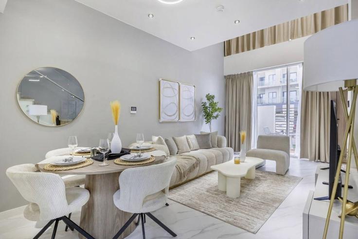 Elegante sala de estar con mobiliario moderno en un apartamento en Building Tariaq Bedon Esm - bloomfields-holiday-home - 1475090 en Wadi Al Safa 7, Dubai