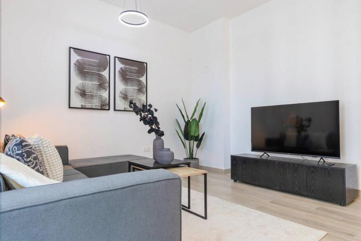 Salle de séjour élégante avec mobilier moderne dans un appartement à Building Tariaq Bedon Esm - bloomfields-holiday-home - 1474937 à Yas Island, Abu Dhabi