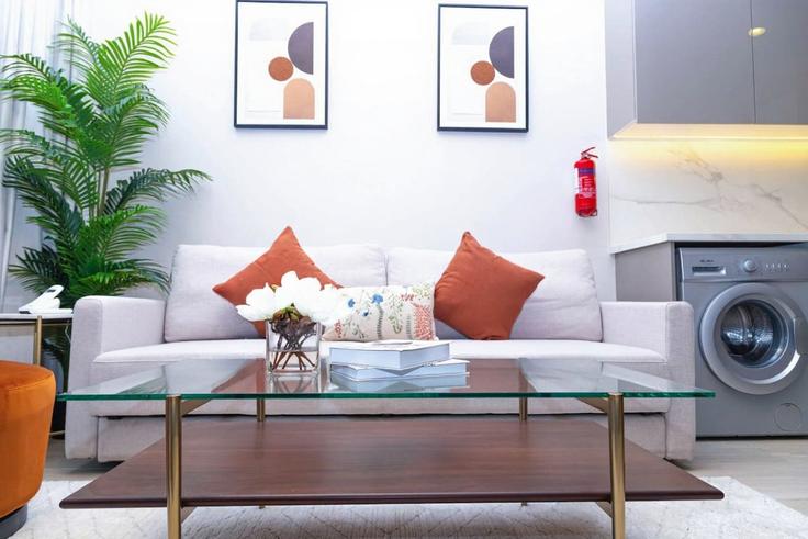 Nad Al Sheba, Dubai에 위치한 Building Tariaq Bedon Esm - bloomfields-holiday-home - 1474881 유닛의 세련된 인테리어가 돋보이는 거실