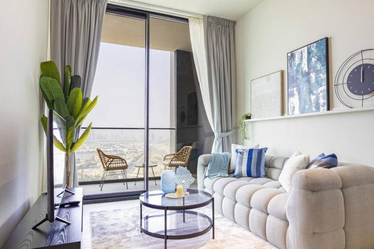 Dubai Jumeirah VillageのBuilding Street 5 - bloomfields-holiday-home - 1474919のアパートメントにある、モダンな家具を備えたエレガントなデザインのリビングルーム Dubai Jumeirah VillageのBuilding Street 5 - bloomfields-holiday-home - 1474919のアパートメントにある、モダンな家具を備えたエレガントなデザインのリビングルーム