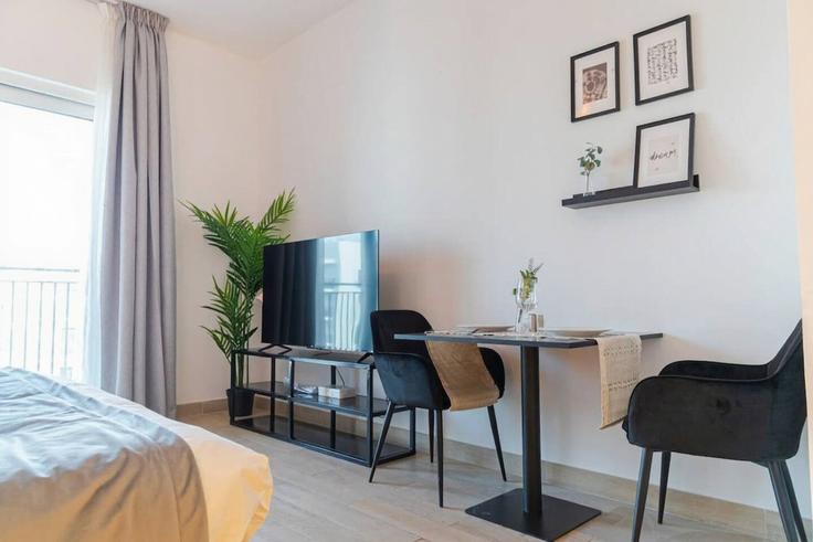 Yas Island, Abu Dhabi에 위치한 Building Tariaq Bedon Esm - bloomfields-holiday-home - 1474813 유닛의 세련된 인테리어가 돋보이는 거실 Yas Island, Abu Dhabi에 위치한 Building Tariaq Bedon Esm - bloomfields-holiday-home - 1474813 유닛의 세련된 인테리어가 돋보이는 거실