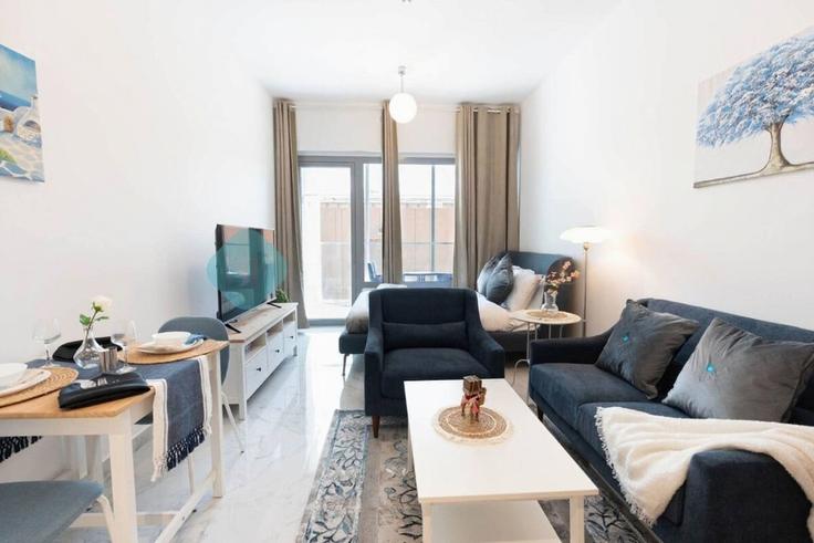 Building Al Ibda' St - bloomfields-holiday-home - 1474793 adresindeki bir dairede modern mobilyalarla zarif bir şekilde tasarlanmış oturma odası Masdar City, Abu Dhabi