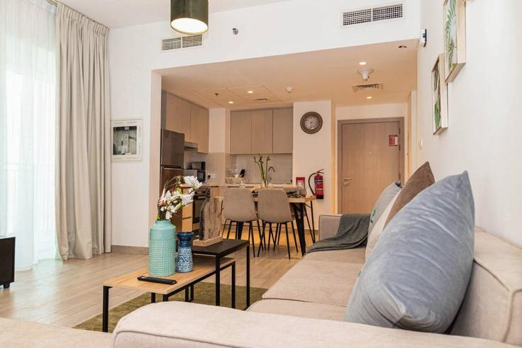 Yas Island, Abu Dhabi에 위치한 Building Tariaq Bedon Esm - bloomfields-holiday-home - 1474847 유닛의 세련된 인테리어가 돋보이는 거실 Yas Island, Abu Dhabi에 위치한 Building Tariaq Bedon Esm - bloomfields-holiday-home - 1474847 유닛의 세련된 인테리어가 돋보이는 거실