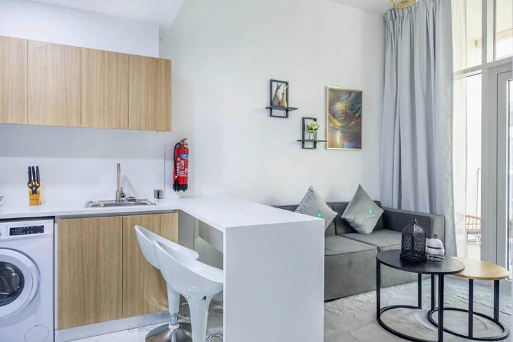 Building Al Ibda' St - bloomfields-holiday-home - 1474891 adresindeki bir dairede modern mobilyalarla zarif bir şekilde tasarlanmış oturma odası Masdar City, Abu Dhabi