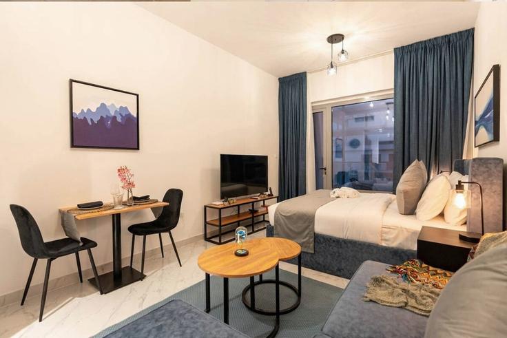 Building Al Ibda' St - bloomfields-holiday-home - 1474814 adresindeki bir dairede modern mobilyalarla zarif bir şekilde tasarlanmış oturma odası Masdar City, Abu Dhabi