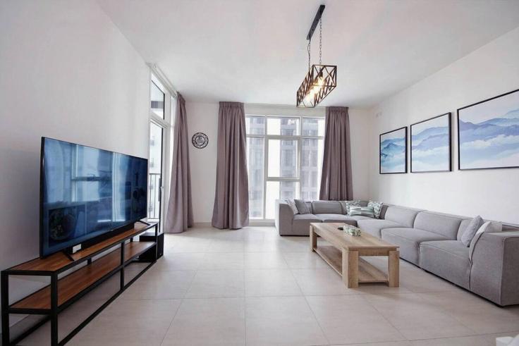 Elegante sala de estar con mobiliario moderno en un apartamento en Building Casablanca Street - bloomfields-holiday-home - 1474792 en Al Reem Island, Abu Dhabi